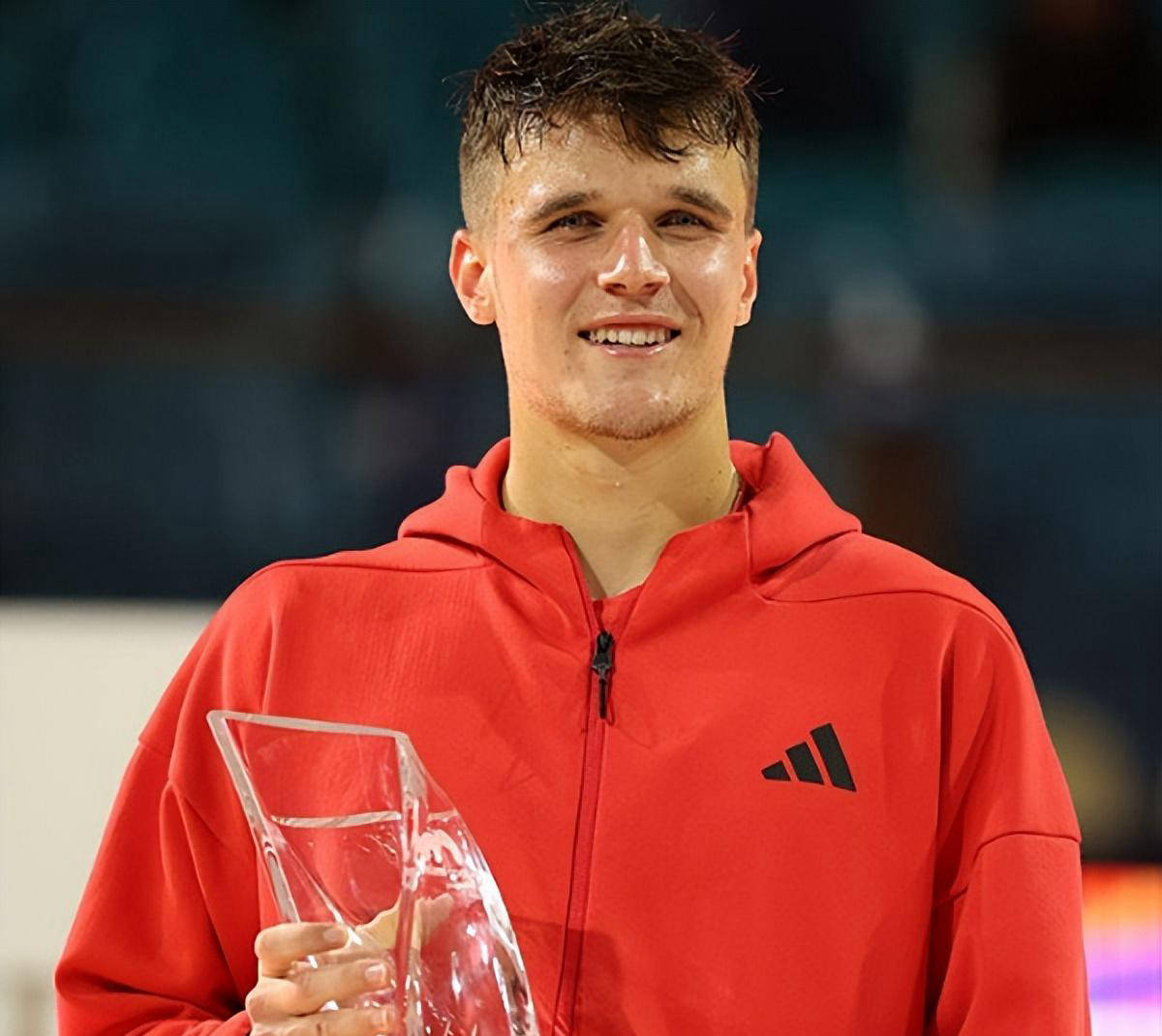 捷克，瑞士球员在最近的比赛中取得大胜