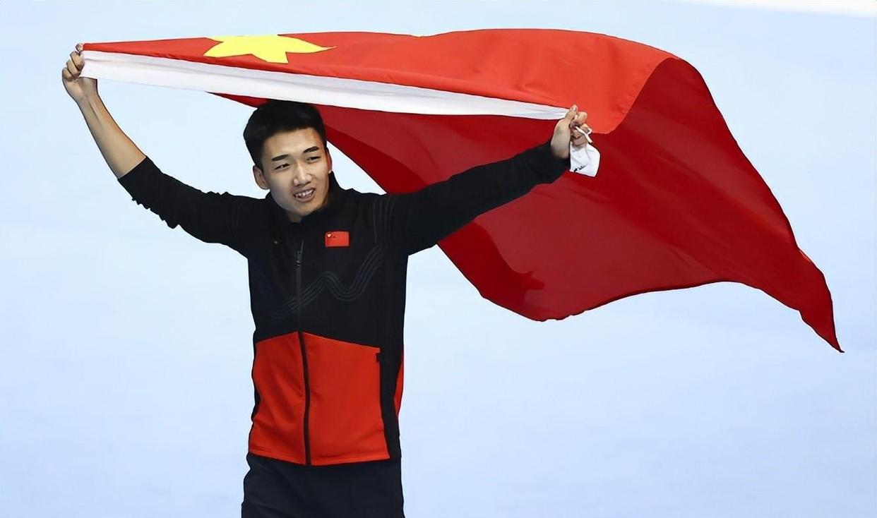 日本选手勇夺短道速滑比赛银牌