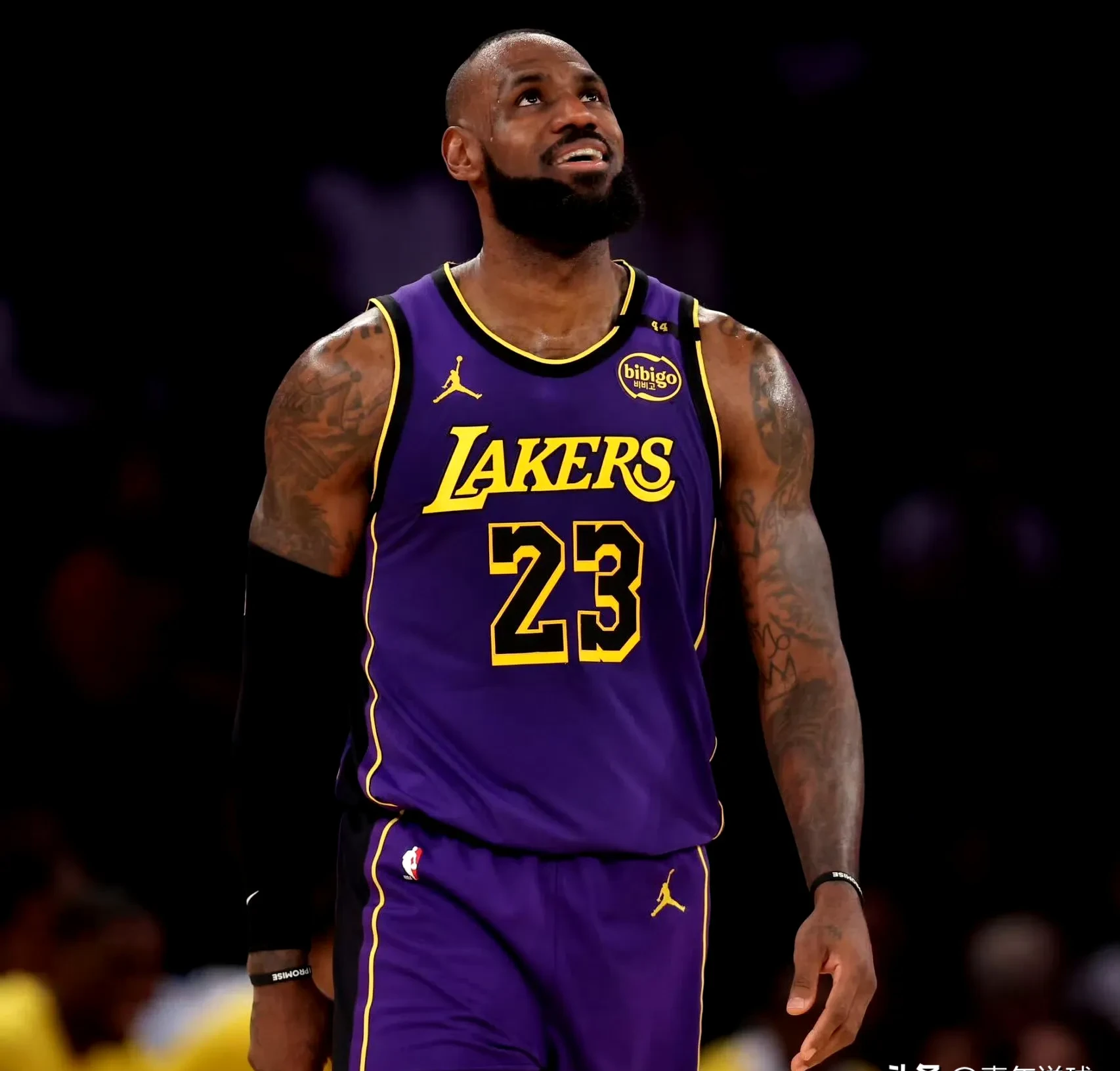 包含骑士祸不单行，詹姆斯进球不中被判犯规致命失误的词条